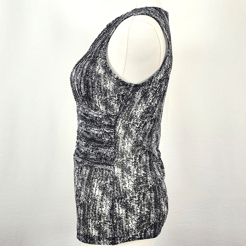 Sleeveless Black & White Textured Tank Top - Picture 6 of 11